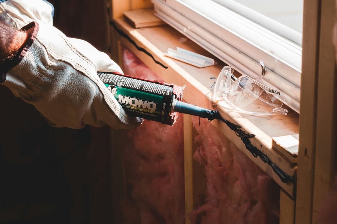hantverkare-tatar-fonster-i-en-renovering