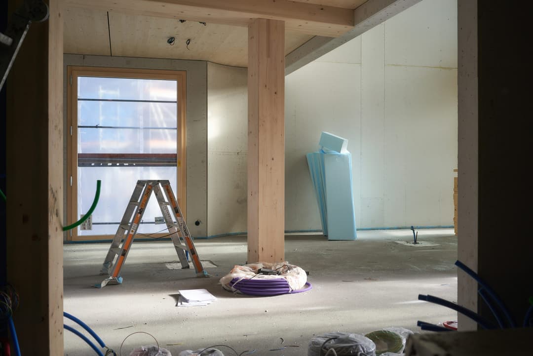 en-barande-balk-i-ett-renoveringsobjekt